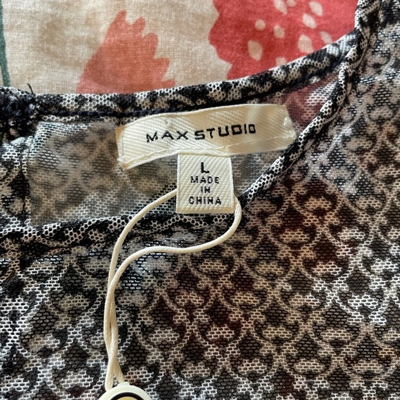 Max Studio Sheer Top Fluttery blouse. Women’s L NWT - Picture 5 of 7